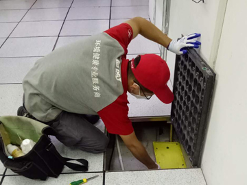 南京商場機房滅鼠現場
